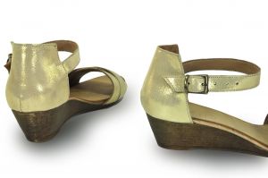 kožená a atestovaná obuv Páskové sandálky Haven s otevřenou špičkou ,,peep toe" na klínu, stříbrné, zlaté - 37 zlaté Bueno