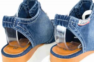 kožená a atestovaná obuv Riflové páskové sandálky 11.12.13 na klínu a platformě Emani