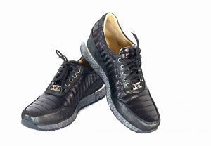 kožená a atestovaná obuv Černé dámské sneakers „DESSY“ na malém klínku 0111 s šedou podrážkou