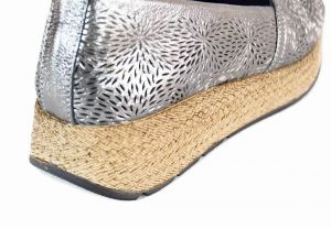kožená a atestovaná obuv Dámské luxusní mokasíny perforované 1323, šedo stříbřité Marcella