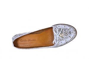 kožená a atestovaná obuv Dámské kožené boty na klínku 1.37 s perforací, bílé Corta Mussi