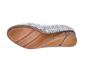 kožená a atestovaná obuv Dámské kožené boty na klínku 1.37 s perforací, bílé - Corta Mussi