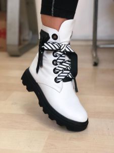 kožená a atestovaná obuv Bílé sneakers s výrazným šněrováním „015“, na černé hrubé podešvi Marcella