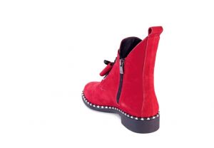 kožená a atestovaná obuv Červené luxusní zimní kotníčkové boty, zdobené cvoky a mašličkou „107“ Marcella