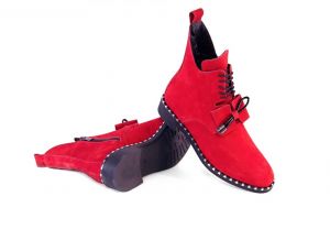 kožená a atestovaná obuv Červené luxusní zimní kotníčkové boty, zdobené cvoky a mašličkou „107“ Marcella