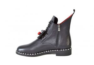 kožená a atestovaná obuv Luxusní zimní kotníčkové boty, zdobené cvoky a mašličkou „107“ černé Marcella