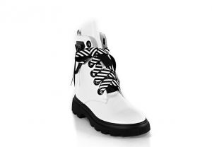 kožená a atestovaná obuv Bílé sneakers s výrazným šněrováním „015“, na černé hrubé podešvi Marcella
