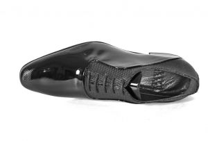kožená a atestovaná obuv Pánské lakovavé lakýrky s perforací ,, tečkování " 5540 Tetri