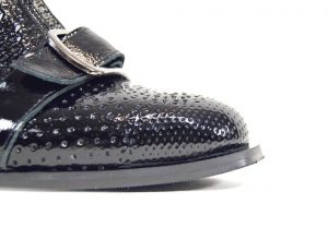 kožená a atestovaná obuv Černé designové kotníkové boty kožené 127, perforované, Basile