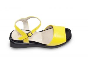 kožená a atestovaná obuv Letní žluté sandály nečitelné číslo na černém klínku Marcella