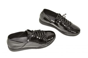 kožená a atestovaná obuv Dámské kožené lakované polobotky 176-695, černé Donna Style