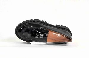 kožená a atestovaná obuv Luxusní kožené lakované mokasíny 2230, černé s výraznou tvarovanou platformou ICONIC