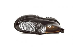kožená a atestovaná obuv Luxusní kožené lakované polobotky 2243, černé s tvarovanou platformou ICONIC