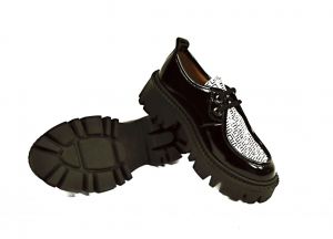 kožená a atestovaná obuv Luxusní kožené lakované polobotky 2243, černé s tvarovanou platformou ICONIC