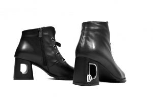 kožená a atestovaná obuv Nadčasové kotníčkové boty zateplené "D" na podpatku, černé Paloma