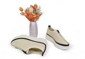 kožená a atestovaná obuv Originální krémové tenisky s perforací “ Marcella shoes“ 544 na bílé platformě