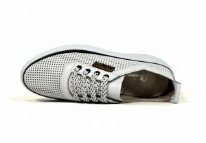 kožená a atestovaná obuv Sportovní bílé tenisky s geometrickou perforací „550“ Marcella