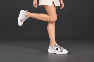 Bílé tenisky se stříbrným leskem, které promění i jednoduchý outfit v nepřehlédnutelný look. | 36 , 37 , 38 , 39 , 40 