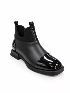 kožená a atestovaná obuv Elegantní dámské kotníkové boty, které spojují moderní design, pohodlí a nadčasovou eleganci pro každý váš krok. Marcella kožená a atestovaná obuv Elegantní dámské kotníkové boty, které spojují moderní design, pohodlí a nadčasovou eleganci pro každý váš krok. Marcella