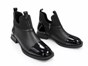 kožená a atestovaná obuv Elegantní dámské kotníkové boty, které spojují moderní design, pohodlí a nadčasovou eleganci pro každý váš krok. Marcella kožená a atestovaná obuv Elegantní dámské kotníkové boty, které spojují moderní design, pohodlí a nadčasovou eleganci pro každý váš krok. Marcella