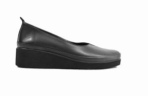 kožená a atestovaná obuv Dámské černé lakované kožené polobotky “100“ na černém klínku Marcella