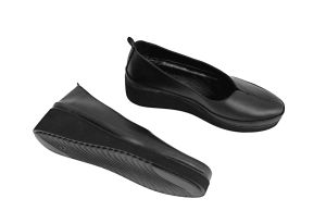 kožená a atestovaná obuv Dámské černé lakované kožené polobotky “100“ na černém klínku Marcella