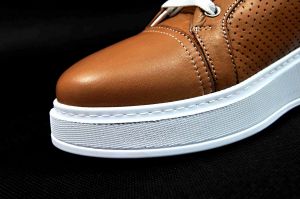 kožená a atestovaná obuv Dámské stylové tenisky „8090“ s perforovaným svrškem, okrové Marcella