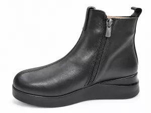 kožená a atestovaná obuv Černá elegance, která zaujme – objevte kotníkové boty na platformě a dodejte každému outfitu osobitý styl! Marcella