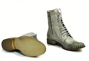 kožená a atestovaná obuv Kotníkové kožené botky 0811 s posázenými kamínky na špičce Exquisite